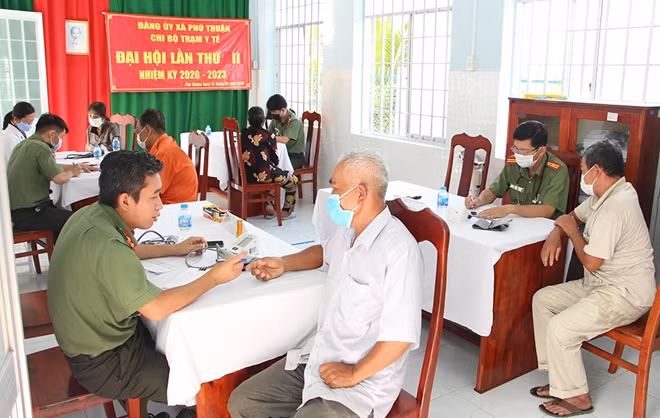 CBCS Công an An Giang ân cần thăm khám, cấp phát thuốc cho người dân.