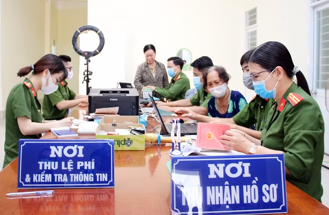 Công an TP Cần Thơ thực hiện việc cấp CCCD theo phương pháp "cuốn chiếu".