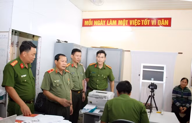 Thiếu tướng Nguyễn Văn Thuận, Giám đốc Công an TP Cần Thơ kiểm tra, chỉ đạo tại các Tổ cấp CCCD.