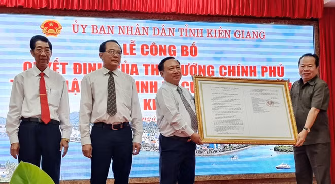 Ông Mai Văn Huỳnh, Phó Bí thư Thường trực, Chủ tịch HĐND tỉnh Kiên Giang, trao quyết định của Thủ tướng Chính phủ về việc thành lập Khu kinh tế Cửa khẩu Hà Tiên cho Ban Quản lí Khu kinh tế.
