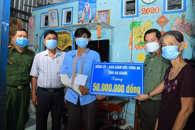 Đại tá Đinh Văn Nơi trao kinh phí hỗ trợ xây dựng nhà cho gia đình anh Đạo.