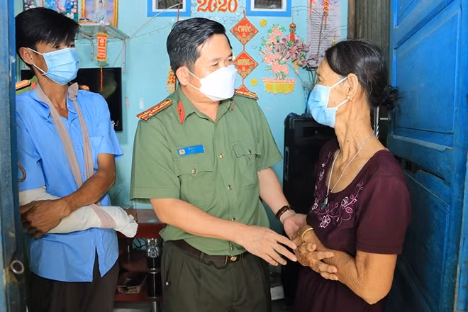 Giám đốc Công an An Giang thăm hỏi, động viên gia đình anh Đạo.