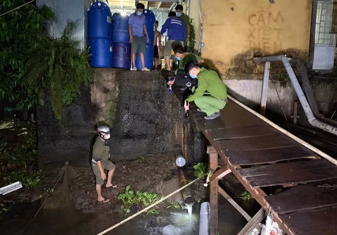 Đoàn kiểm tra Phòng Cảnh sát môi trường Công an tỉnh An Giang và Thanh tra Sở TN&MT tỉnh kiểm tra, phát hiện Công ty Châu Việt Long xả thải vào nguồn nước không có giấy phép theo quy định của pháp luật.