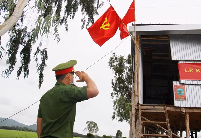 Trung sĩ Bùi Phước Nhân tuyên thệ tại lễ kết nạp Đảng diễn ra tại chốt phòng, chống dịch số 10 trên biên giới huyện Tịnh Biên.