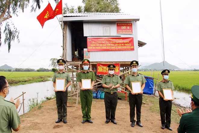 Đại tá Đinh Văn Nơi, Giám đốc Công an tỉnh An Giang trao quyết định thăng cấp hàm cho CBCS đang thực hiện nhiệm vụ tại các tổ, chốt phòng, chống dịch trên biên giới.