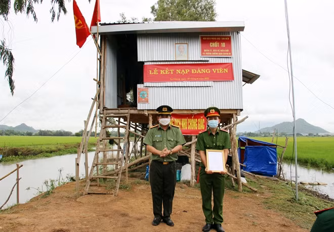 Đại tá Đinh Văn Nơi trao quyết định kết nạp Đảng viên cho Trung sĩ Bùi Phước Nhân, chiến sĩ tăng cường tại chốt phòng, chống dịch trên biên giới.