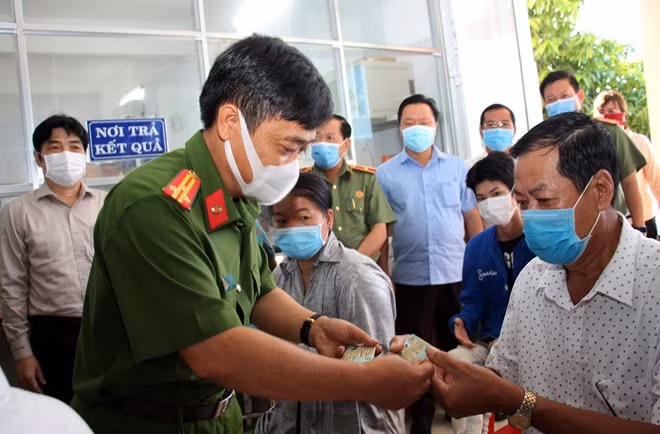Việc trả CCCD gắn chíp điện tử cho người dân được thực hiện đúng quy trình, quy định.