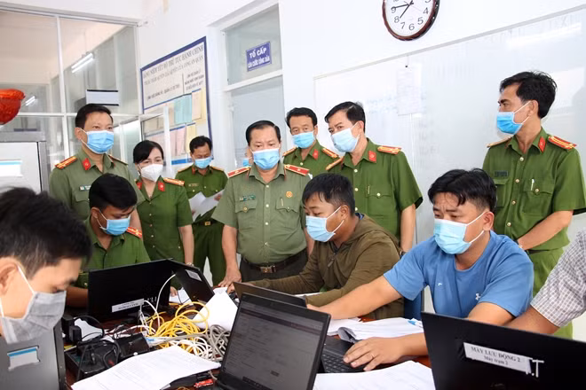 Thiếu tướng Nguyễn Văn Thuận kiểm tra công tác làm sạch dữ liệu dân cư tại Công an quận Cái Răng.