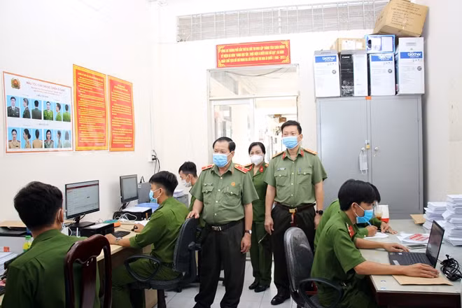 Thiếu tướng Nguyễn Văn Thuận chia sẻ, động viên CBCS tiếp tục khắc phục khó khăn, phấn đấu hoàn thành tốt chỉ tiêu được giao, bảo đảm dữ liệu "đúng, đủ, sạch, sống".