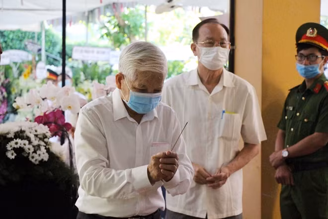 Nguyên Chủ tịch nước Nguyễn Minh Triết đến viếng nguyên Phó Thủ tướng Trương Vĩnh Trọng.