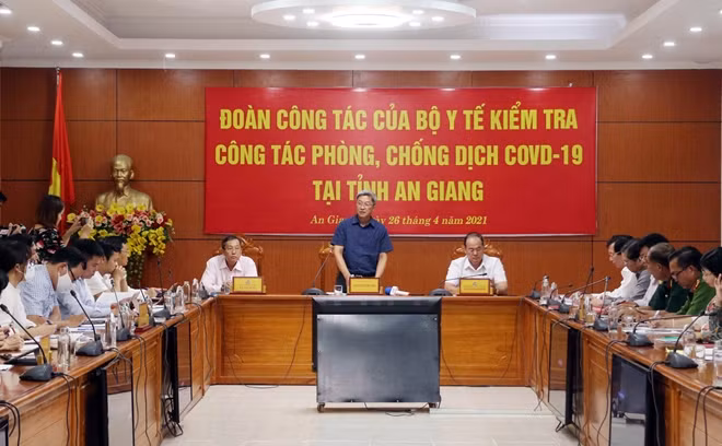 Thứ trưởng Bộ Y tế Nguyễn Trường Sơn phát biểu tại buổi làm việc tại tỉnh An Giang.
