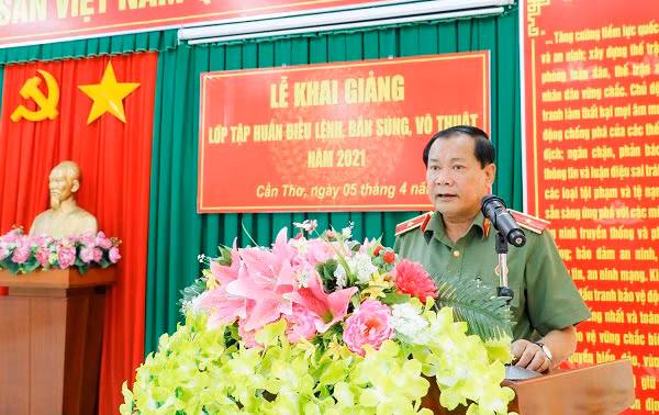 Thiếu tướng Nguyễn Văn Thuận phát biểu tại lễ khai giảng.