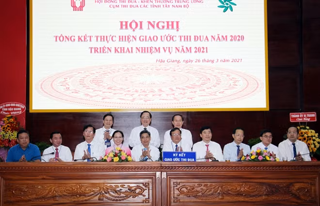 Đại diện UBND 12 tỉnh thuộc Cụm thi đua Tây Nam Bộ ký giao ước thi đua năm 2021.