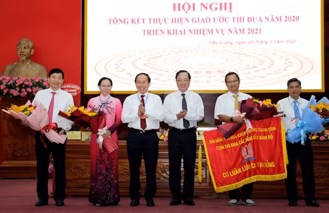 Thứ trưởng Nguyễn Văn Thành và Bí thư Tỉnh ủy Hậu Giang Lê Tiến Châu tặng hoa, chúc mừng Cụm trưởng, Cụm phó Cụm thi đua Tây Nam Bộ năm 2021.