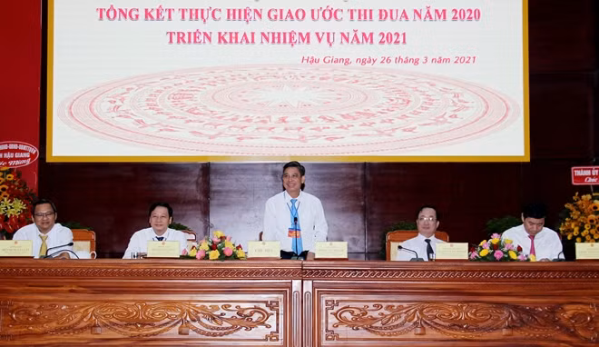 Chủ tịch UBND tỉnh Hậu Giang, Đồng Văn Thanh phát biểu tại hội nghị.