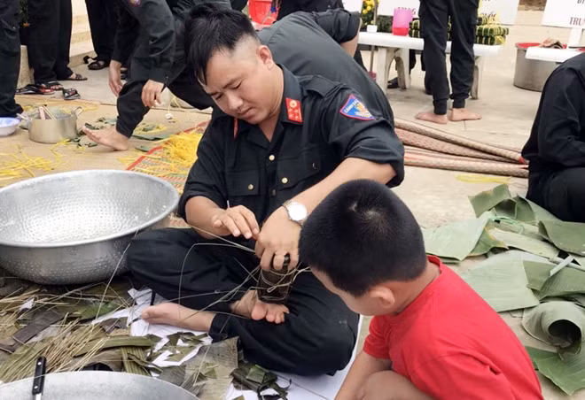 CBCS Tiểu đoàn 5 khéo tay với hội thi gói, nấu bánh tét, bánh chưng.