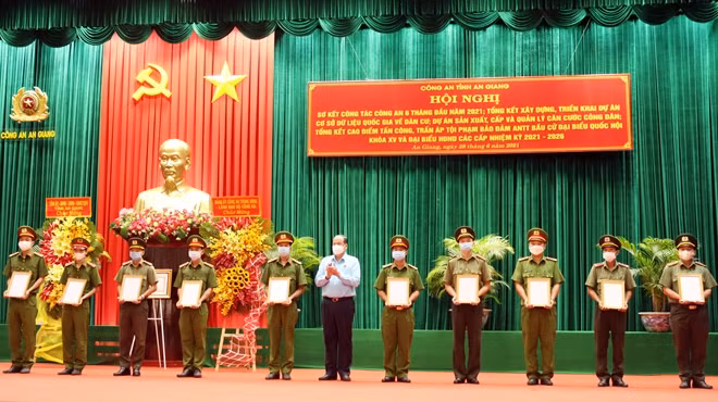 Đồng chí Nguyễn Thanh Bình, Chủ tịch UBND tỉnh An Giang trao quyết định trao tặng Nhà nghĩa tình đồng đội cho CBCS khó khăn về nhà ở.