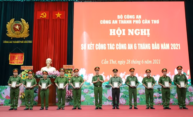 Thứ trưởng Nguyễn Duy Ngọc trao Kỷ niệm chương "Vì sự nghiệp xây dựng Cơ sở dữ liệu quốc gia về dân cư" cho các tập thể, cá nhân có thành tích xuất sắc.