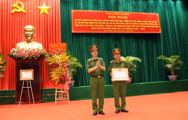 Thứ trưởng Nguyễn Duy Ngọc trao quyết định của Thủ tướng Chính phủ về việc phong tặng danh hiệu "Chiến sĩ thi đua toàn quốc" cho Đại tá Bùi Bé Năm, Phó Giám đốc Công an tỉnh An Giang.