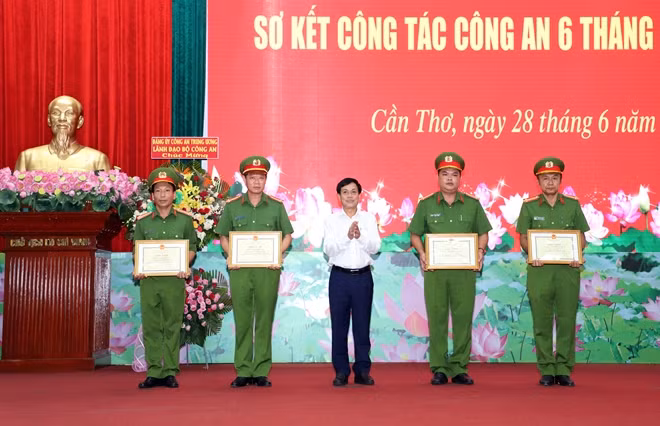 Đồng chí Nguyễn Ngọc Hè, Phó Chủ tịch UBND TP Cần Thơ trao tặng Bằng khen của Chủ tịch UBND TP Cần Thơ cho tập thể, cá nhân Công an TP Cần Thơ có thành tích xuất sắc trong công tác đấu tranh, triệt xóa 3 tụ điểm cờ bạc, ma túy trên địa bàn quận Ninh Kiều.
