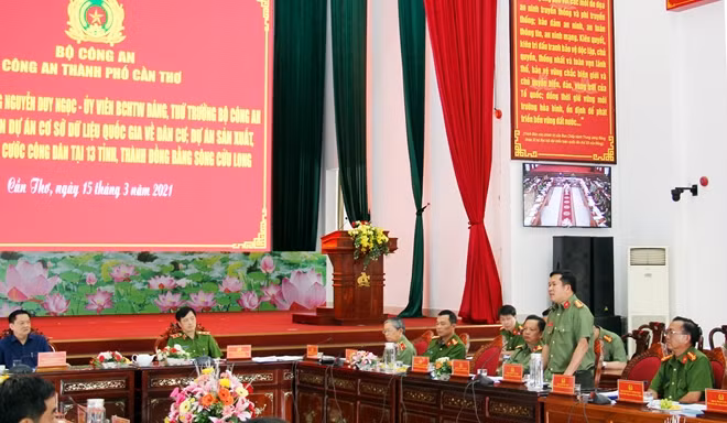 Giám đốc Công an các tỉnh, thành phố báo cáo, trình bày những khó khăn trong quá trình thực hiện Dự án cơ sở dữ liệu Quốc gia về dân cư và Dự án sản xuất, cấp và quản lý CCCD.