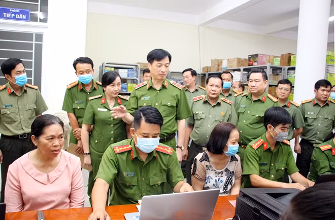 Thứ trưởng Nguyễn Duy Ngọc cùng đoàn công tác kiểm tra thực tế công tác cấp CCCD gắn chíp điện tử tại một điểm cấp CCCD lưu động trên địa bàn TP Cần Thơ.
