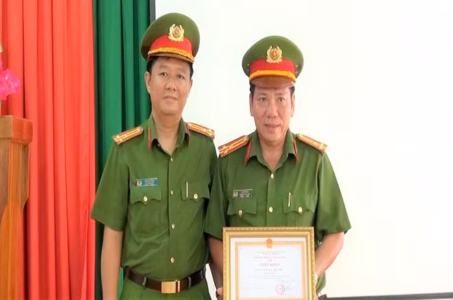 Thượng tá Lê Phú Thạnh trao giấy khen cho Công an huyện Chợ Mới.