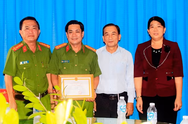 Đại tá Bùi Bé Năm trao khen thưởng cho Công an TP Châu Đốc.