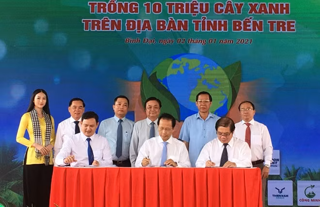 Lãnh đạo tỉnh Bến Tre và Quỹ Tấm lòng vàng ký kết thực hiện Đề án trồng 10 triệu cây xanh trên địa bàn tỉnh Bến Tre, giai đoạn 2021 – 2025.