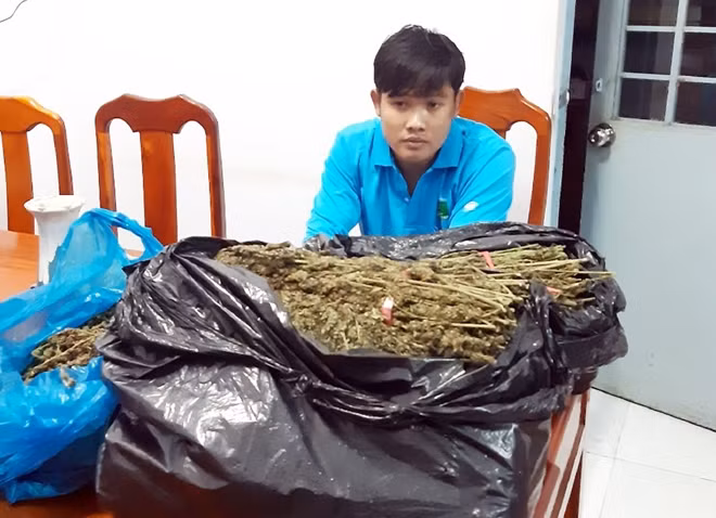 Đối tượng Nhân cùng tang vật.