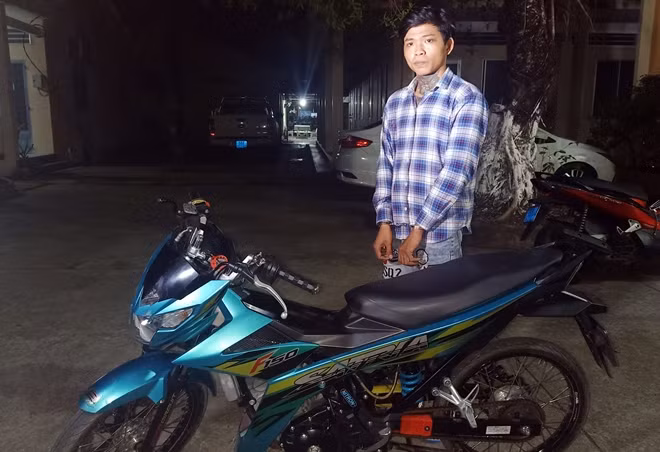 Đối tượng Thành cùng chiếc xe mô tô là tang vật trong vụ cướp tài sản xảy ra tại Cà Mau.