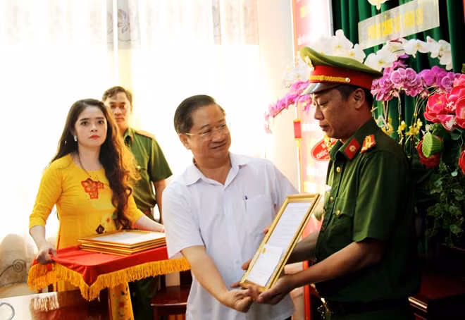 Đồng chí Trần Việt Trường trao khen thưởng cho Phòng Cảnh sát hình sự Công an TP Cần Thơ.