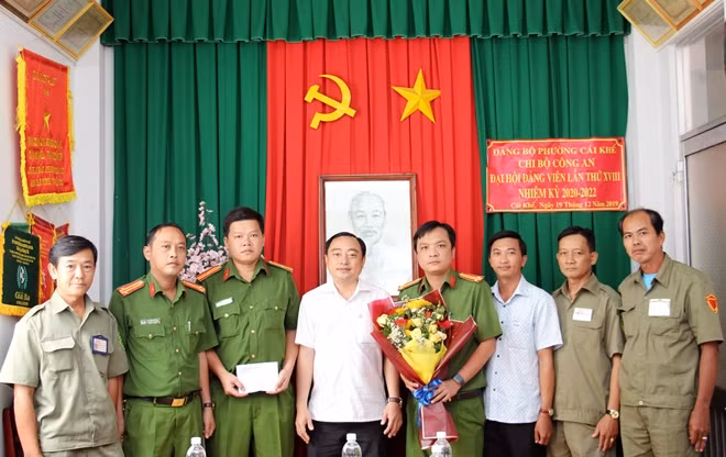 Đảng ủy, UBND phường Cái Khế trao thưởng Tổ phản ứng nhanh Công an phường.