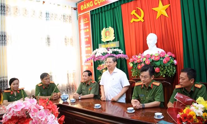 Đồng chí Trần Việt Trường phát biểu, đánh giá cao thành tích, chiến công của Công an TP Cần Thơ.