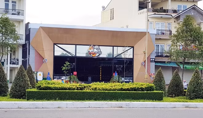 Sau phản ánh của Báo CAND, trong đêm, 2 cây sao đen nhỏ đã được trồng vào vị trí 2 cây cọ, phía trước Nhà hàng Cáo và Cừu Beer Garden.