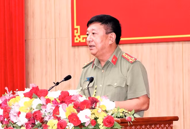 Đại tá Đỗ Triệu Phong, Giám đốc Công an tỉnh Kiên Giang thông qua Nghị quyết số 11-NQ/TU về tăng cường các biện pháp đấu tranh PCTP và giải quyết TNXH trên địa bàn tỉnh giai đoạn 2021-2025.