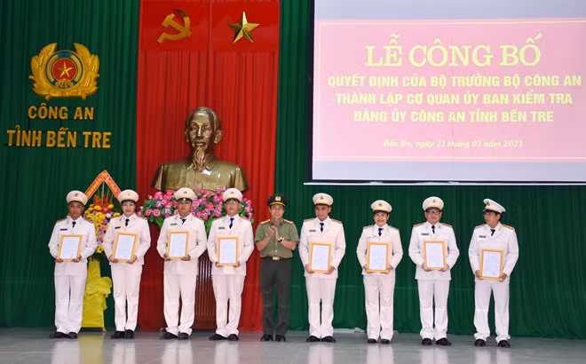 Đại tá Võ Hùng Minh, Giám đốc Công an tỉnh Bến Tre trao quyết định của Bộ Công an về việc thành lập Cơ quan UBKT Đảng ủy Công an tỉnh Bến Tre.