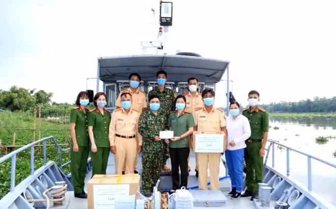Các phần quà gồm các nhu yếu phẩm, thuốc chống muỗi... được trao tận tay CBCS tại các chốt phòng, chống dịch COVID-19 trên tuyến biên giới.