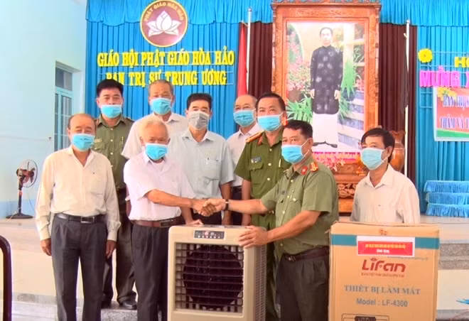 Ban Trị sự Trung ương Giáo hội PGHH tặng quạt máy cho Tổ cấp CCCD.