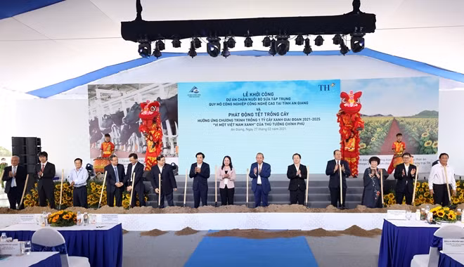 Phó Thủ tướng Thường trực Trương Hòa Bình cùng các đại biểu tại lễ khởi công.