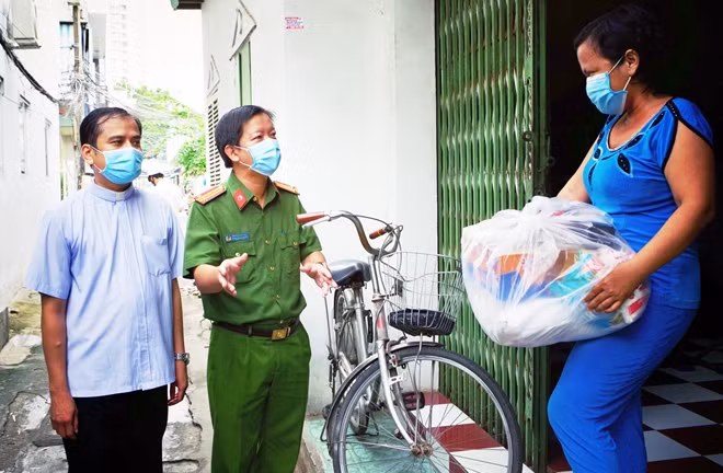 Trung tá Nguyễn Đức Hậu, Trưởng Công an TP Long Xuyên tuyên truyền, nhắc nhở người dân chấp hành nghiêm các quy định về phòng, chống dịch.