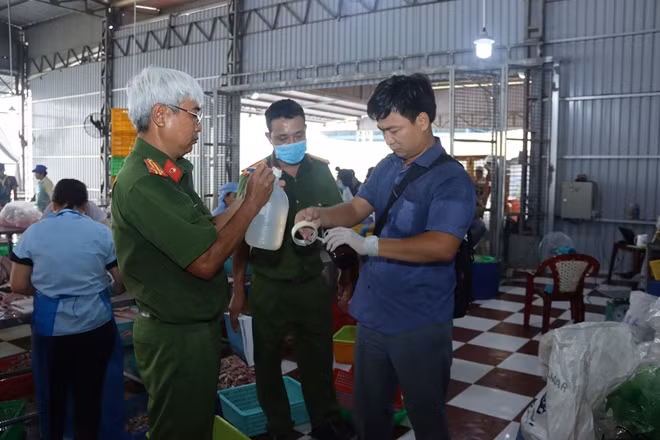 Tổ công tác lấy mẫu nước thải.