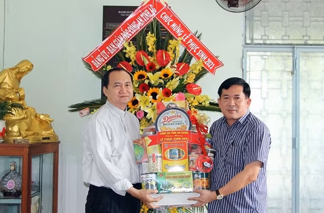 Đại tá Đinh Văn Nơi thăm hỏi, chúc mừng Linh mục Huỳnh Phước Lâm, Chánh xứ Giáo xứ Chánh tòa Long Xuyên.