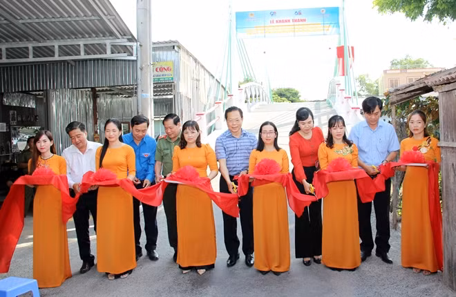 Các đại biểu cắt băng khánh thành.