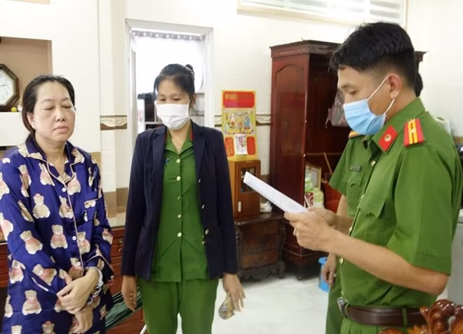 Cơ quan điều tra Công an tỉnh An Giang tống đạt quyết định khám xét nhà đối tượng Mười Tường.