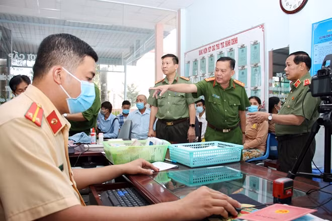 Thượng tá Trần Văn Dũng, Trưởng Công an huyện Phong Điền báo cáo những kết quả đạt được trong việc cấp CCCD.