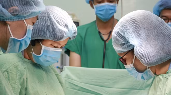 Ê-kíp phẫu thuật cứu sống bệnh nhân L.
