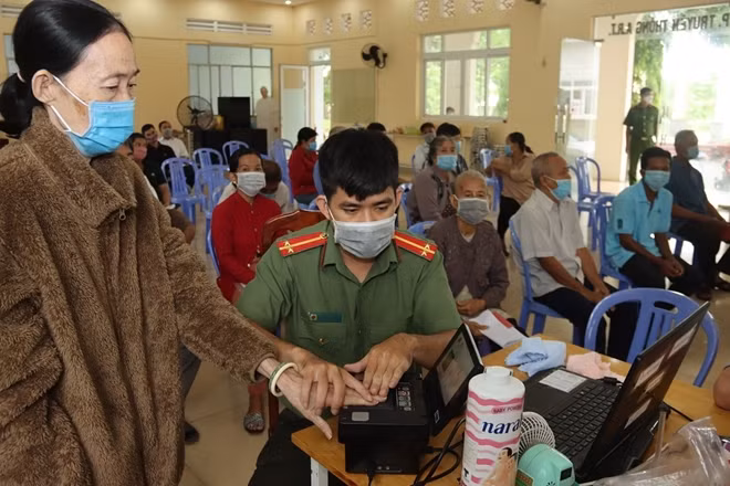 Ban Giám đốc Công an tỉnh An Giang quán triệt đến Công an các đơn vị, địa phương không được chủ quan, thỏa mãn với kết quả đạt được mà phải tiếp tục nỗ lực, cố gắng hơn nữa để tiếp tục đẩy mạnh cấp CCCD gắn chíp điện tử số nhân khẩu đủ điều kiện còn lại và đẩy nhanh hơn nữa tiến độ làm sạch dữ liệu dân cư.