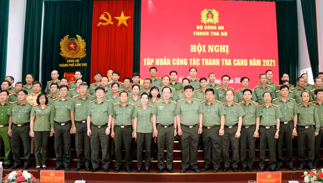 Thứ trưởng Nguyễn Văn Thành cùng các đại biểu dự Hội nghị.