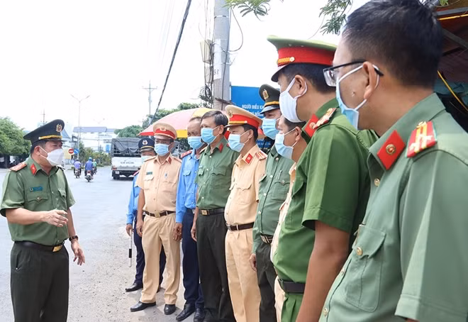 Giám đốc Công an tỉnh An Giang yêu cầu các chốt kiểm soát dịch trên đường bộ và đường thủy thực hiện nhiệm vụ hiệu quả và an toàn.